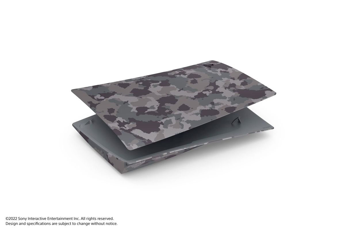 Cover per console PlayStation 5 impilate in un motivo mimetico grigio su uno sfondo bianco intenso
