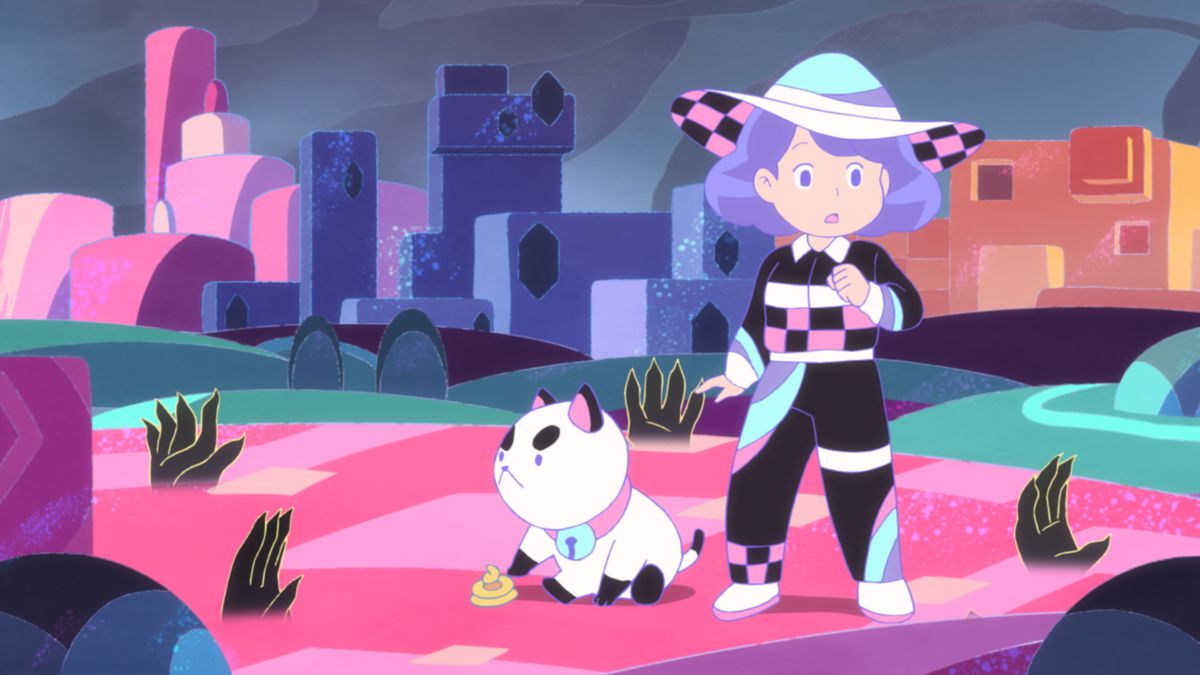 una ragazza con un vestito nero e rosa con un grande cappello in piedi con una piccola creatura cucciolo-gatto su uno strano pianeta.  la sabbia è rosa e dietro di loro ci sono edifici geometrici rosa brillante, viola e arancione