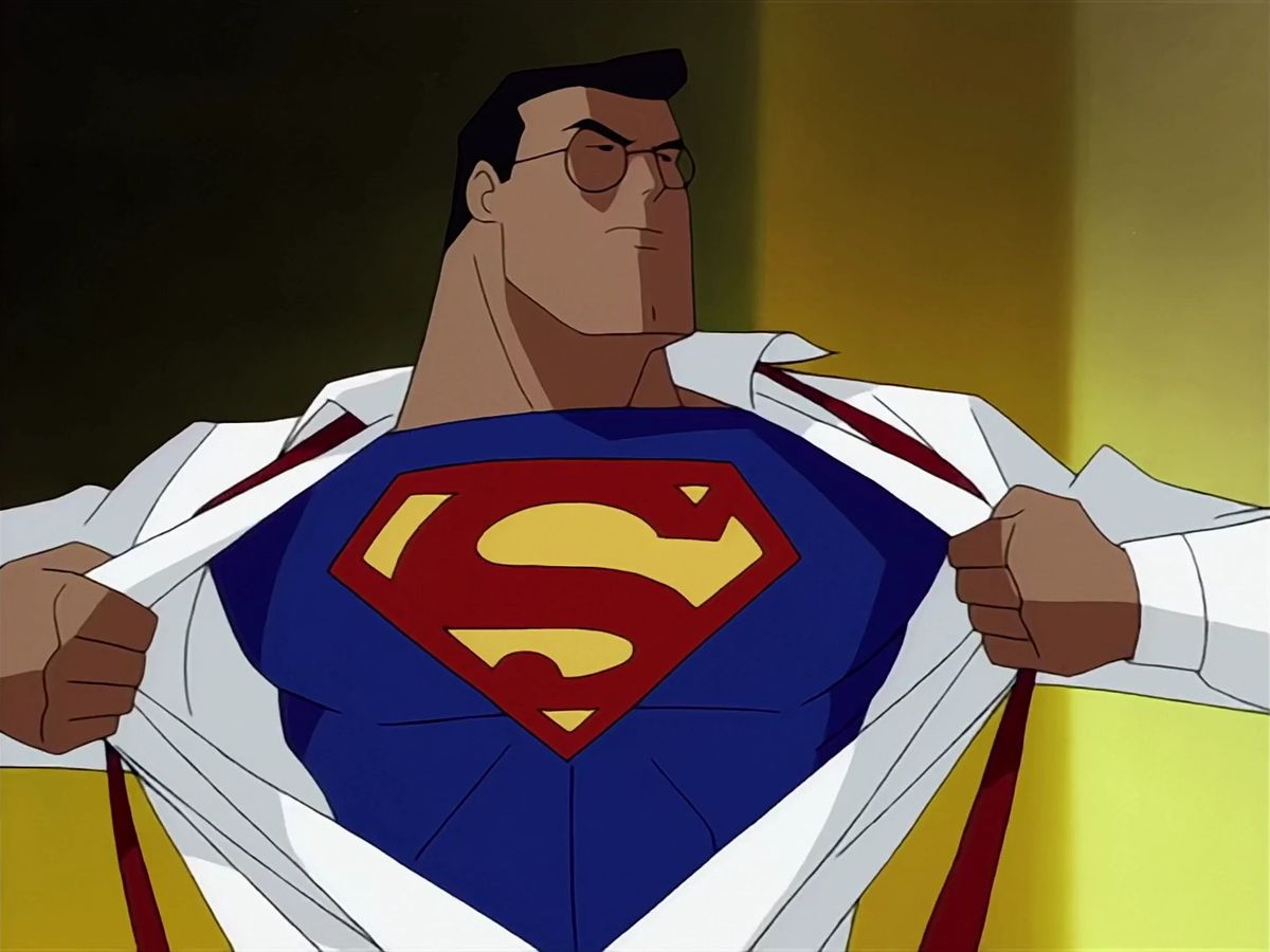 Clark Kent apre la maglietta per rivelare il suo abito da Superman con l'emblema della 