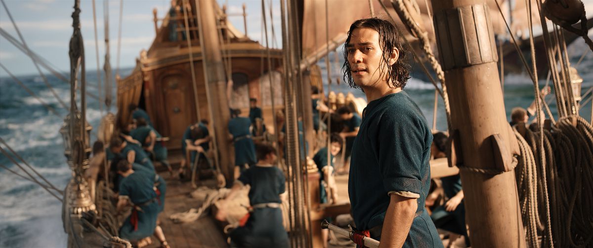 Isildur in piedi sul ponte di una nave che guarda all'orizzonte;  dietro di lui le reclute navali stanno lavorando sulla nave