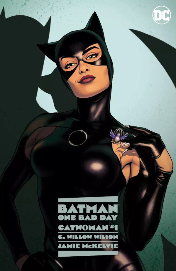 Catwoman posa con una spilla a forma di uccello viola mentre l'ombra di Batman entra nell'inquadratura della copertina di One Bad Day: Catwoman 