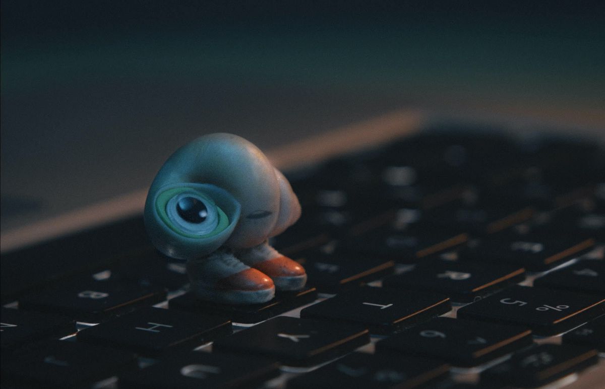 Marcel the Shell, un minuscolo guscio doppiato da Jenny Slate, si trova su una tastiera nel film Marcel the Shell With Shoes On