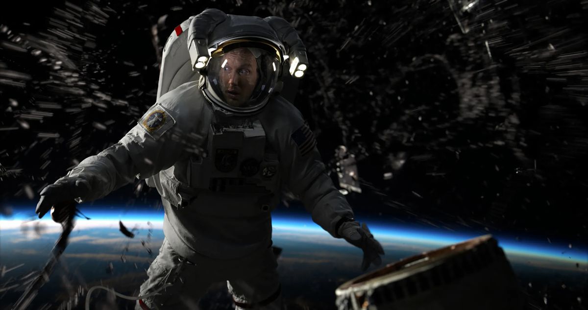 Patrick Wilson sembra sorpreso nello spazio esterno nella sua uniforme da astronauta in Moonfall