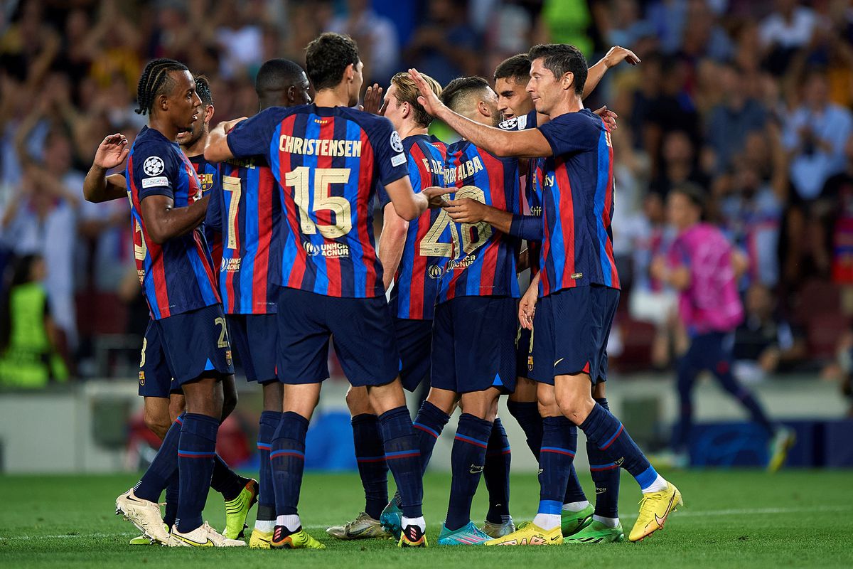I giocatori di Barcellona celebrano il loro gol durante la partita del Gruppo C della UEFA Champions League tra FC Barcelona e FC Viktoria Plzen a Barcellona, ​​in Spagna, il 7 settembre 2022.