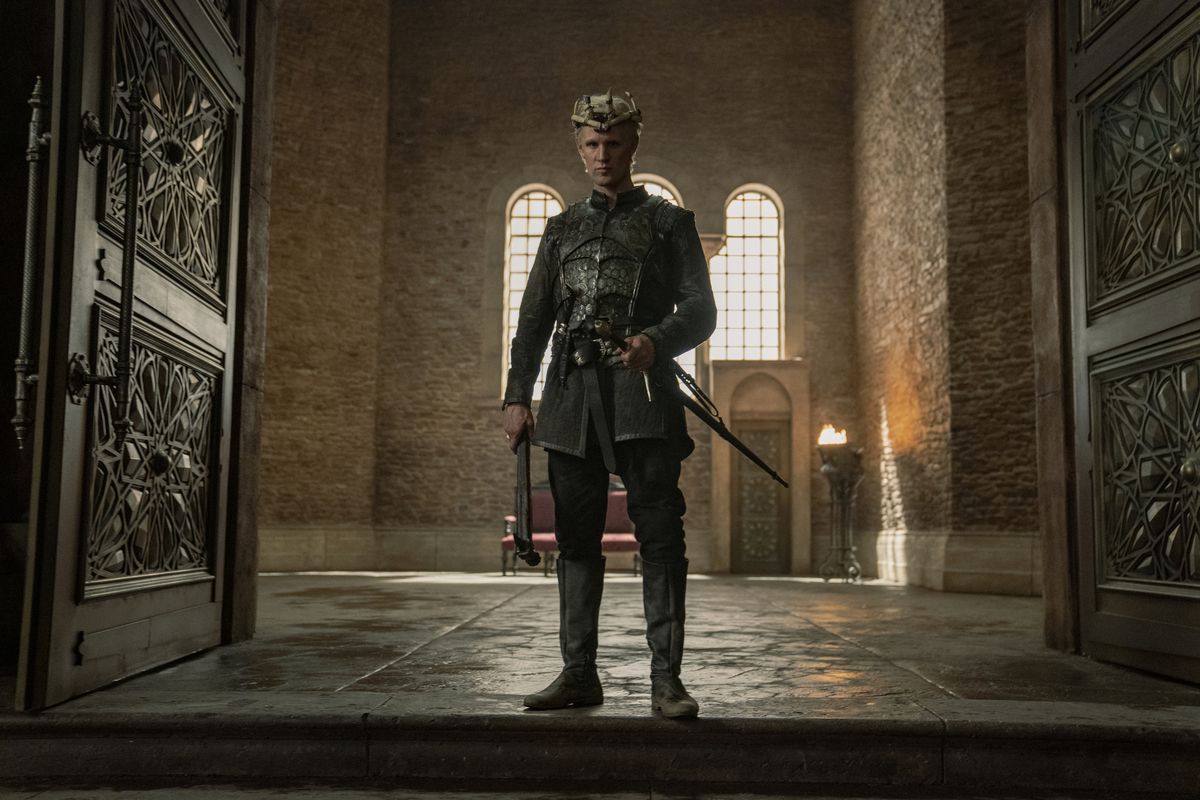Daemon in piedi sulla soglia della grande sala con la mano sulla spada e portando un'ascia e indossando una corona d'osso
