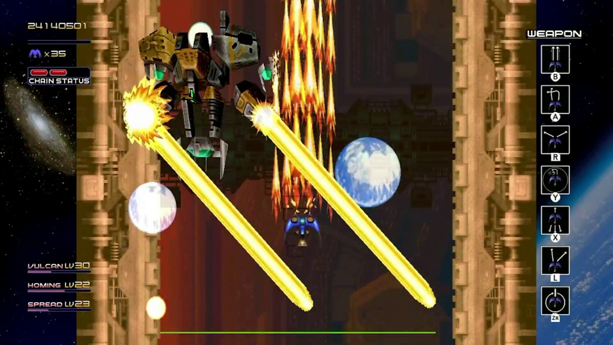 una battaglia contro un boss in Radiant Silvergun con due raggi laser gialli giganti che attraversano diagonalmente lo schermo