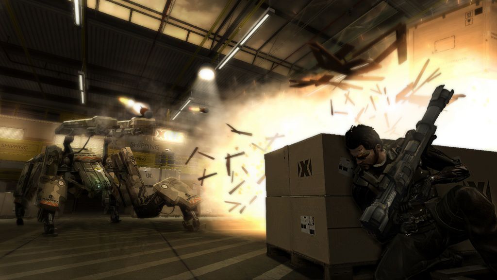 Adam Jensen si ripara dietro una cassa mentre combatte un mech in Deus Ex: Human Revolution