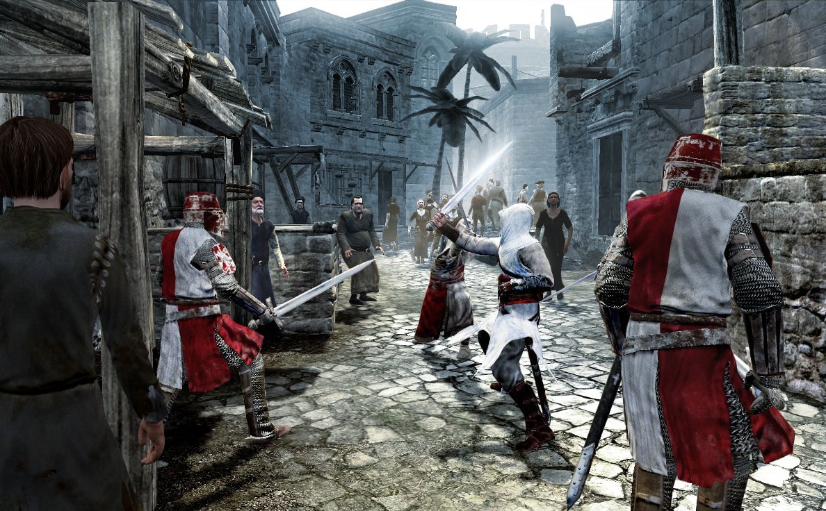 Altaïr Ibn-La'Ahad combatte diversi soldati nemici in un combattimento aperto con la spada in Assassin's Creed (2007)