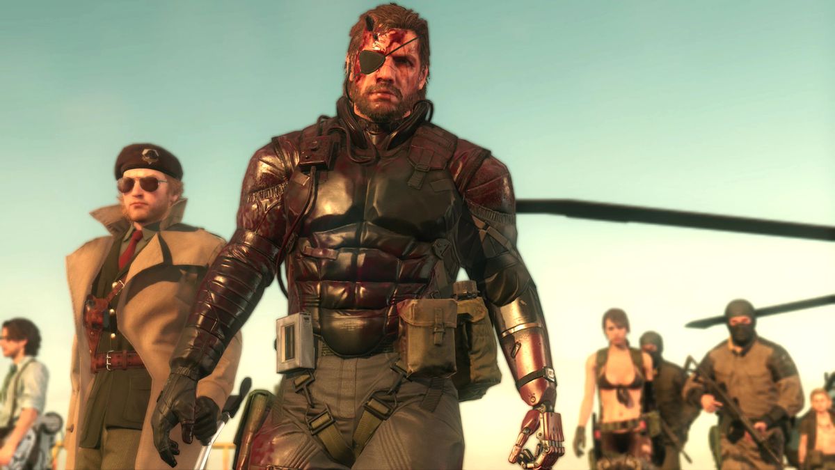 Il serpente insanguinato e i suoi alleati camminano verso la telecamera in Metal Gear Solid 5: The Phantom Pain 