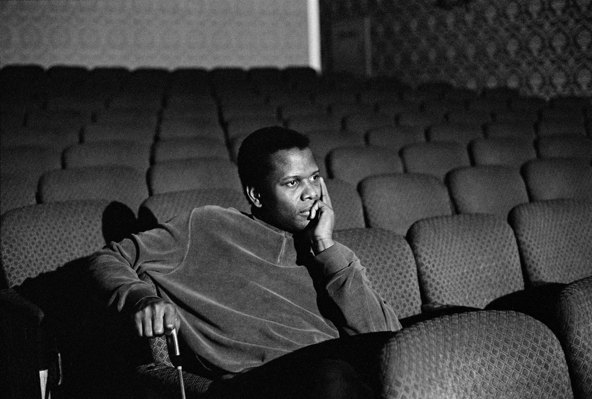 Sidney Poitier seduto in un cinema vuoto.