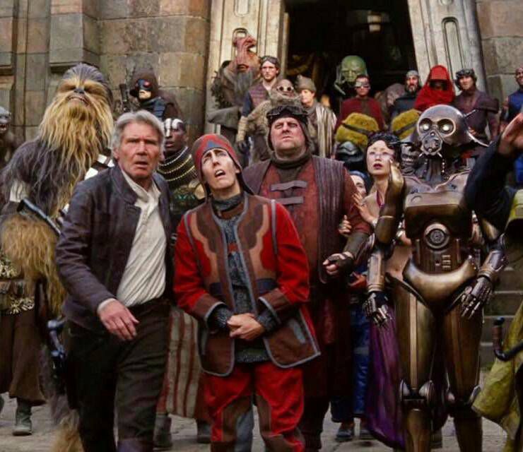 Un gruppo di personaggi di Star Wars, tra cui Han Solo, Chewbacca e il droide ME-8D9, guarda il cielo fuori dal castello di Maz Katana.