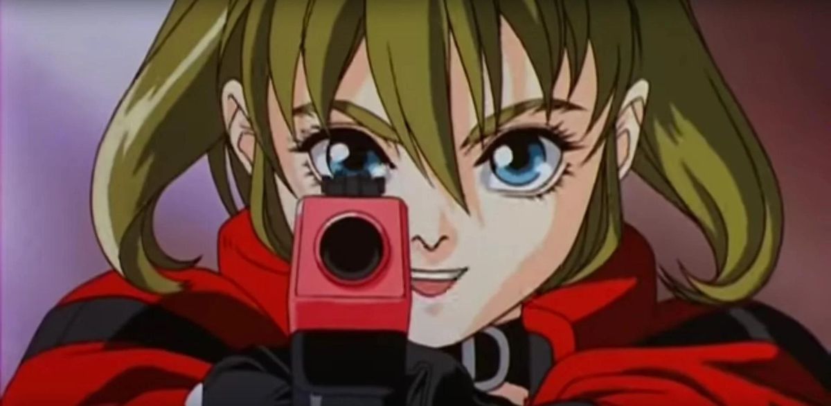 Una donna anime dagli occhi azzurri con i capelli biondi in un jack rosso punta una pistola rosa in avanti.
