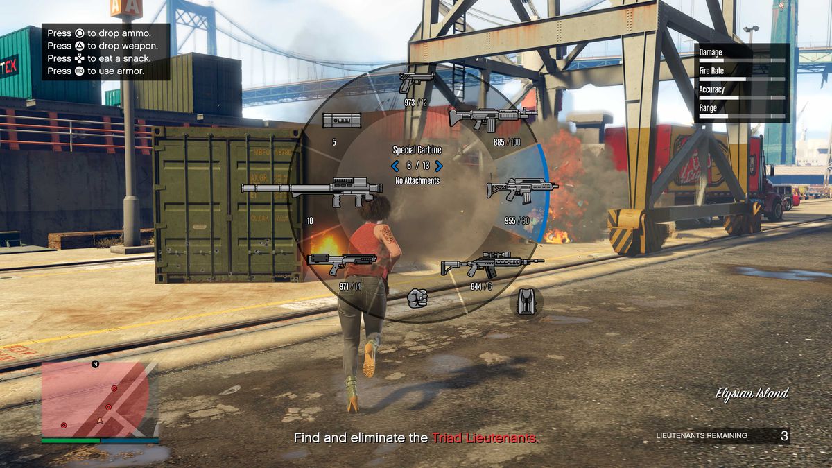 GTA Online - Un giocatore corre sullo schermo, circondato da esplosioni e spari.  Hanno l'obiettivo di trovare ed eliminare i Luogotenenti della Triade.