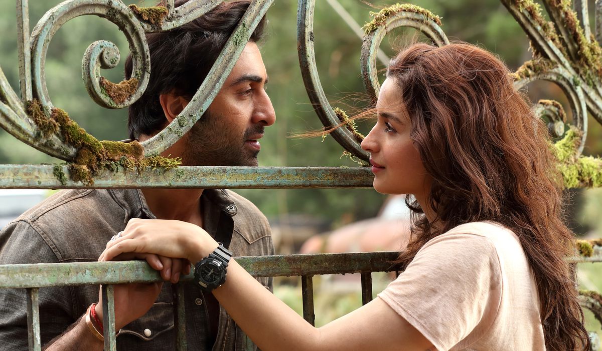 Ayan Mukherji e Ranbir Kapoor, i romantici protagonisti di Brahmāstra: Part One – Shiva, flirtano da entrambi i lati di un'elaborata recinzione di ferro