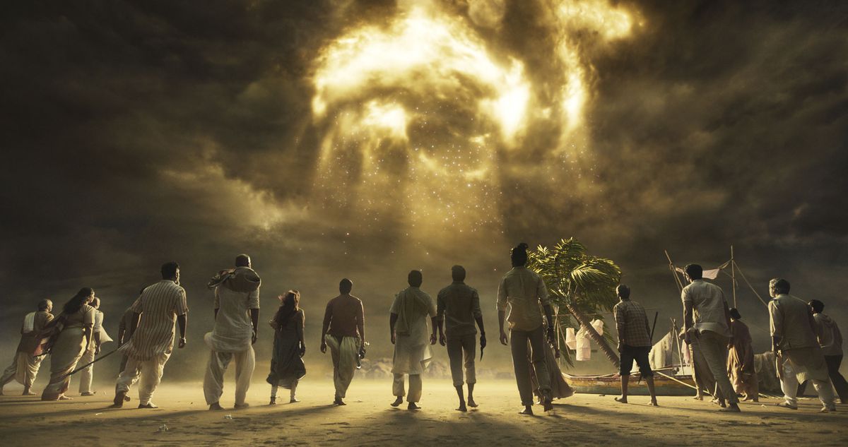 Una folla di persone si dirige verso una luce minacciosa e misteriosa che irrompe tra le nuvole sopra di loro in Brahmastra: Parte prima — Shiva