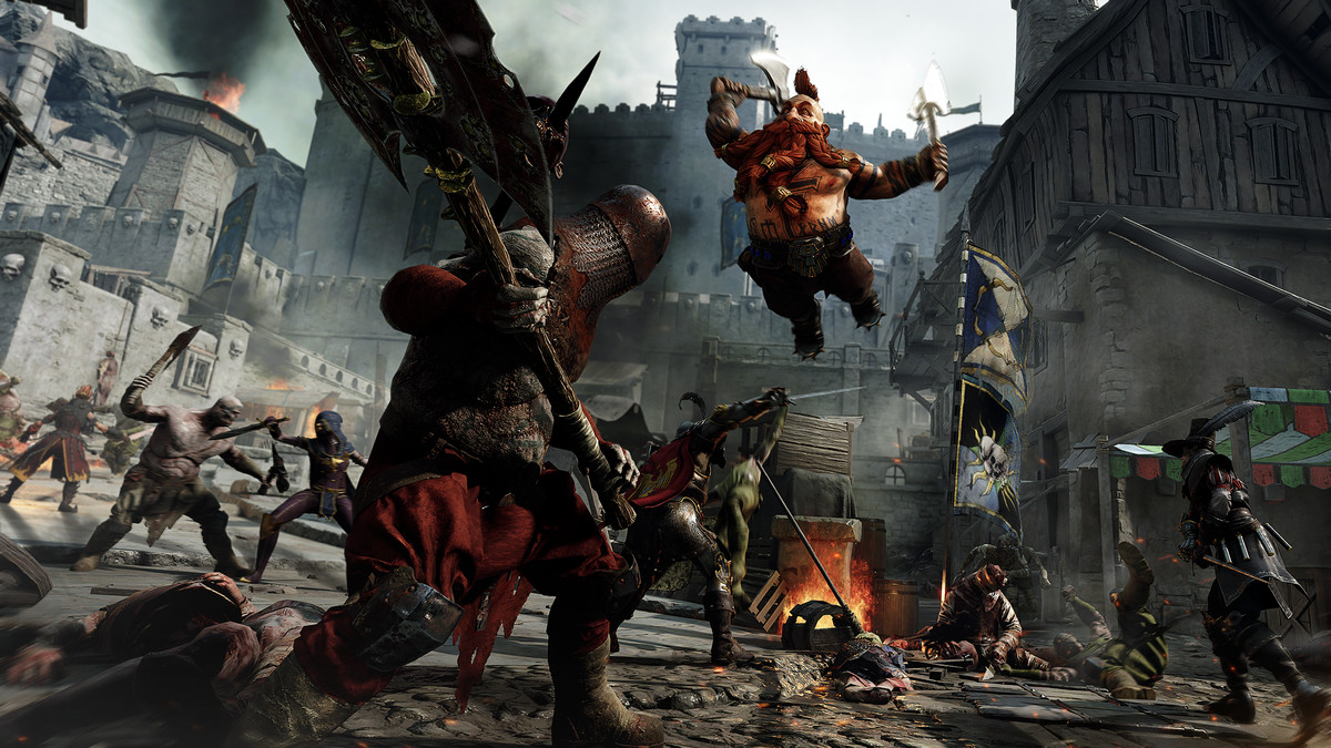 Warhammer: Vermintide 2 - un cacciatore di nani attacca spietatamente un soldato del Caos con due asce nel mezzo di un'accesa battaglia in una città fantastica.