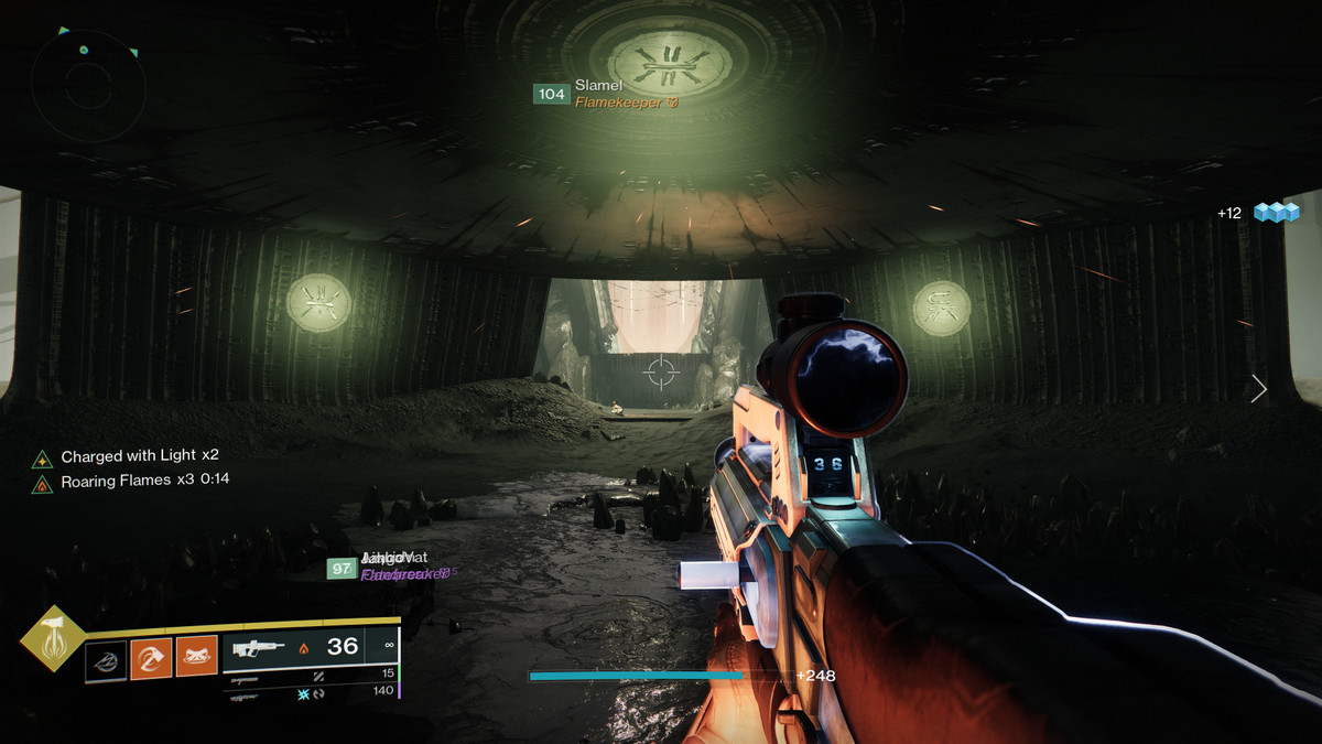 Un Guardiano si trova sotto alcune rune verdi nel raid King's Fall di Destiny 2