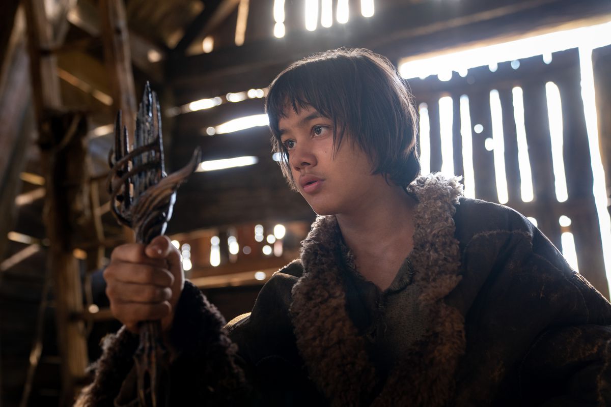 Tyroe Muhafidin (Theo), un ragazzino, fissa una spada dall'aspetto incasinato che tiene in mano