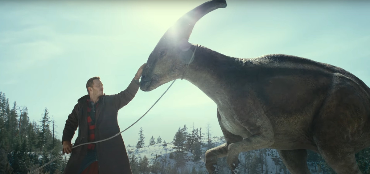 Chris Pratt accarezza un dinosauro in Jurassic World: Dominion
