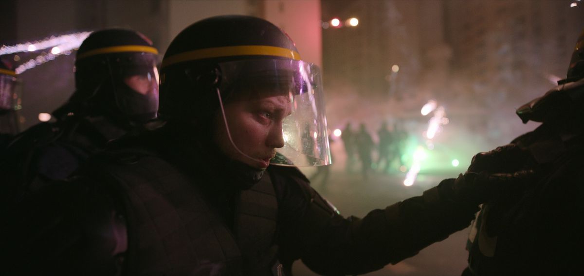La polizia scorre per le strade di Parigi mentre scoppia una rivolta ad Atena