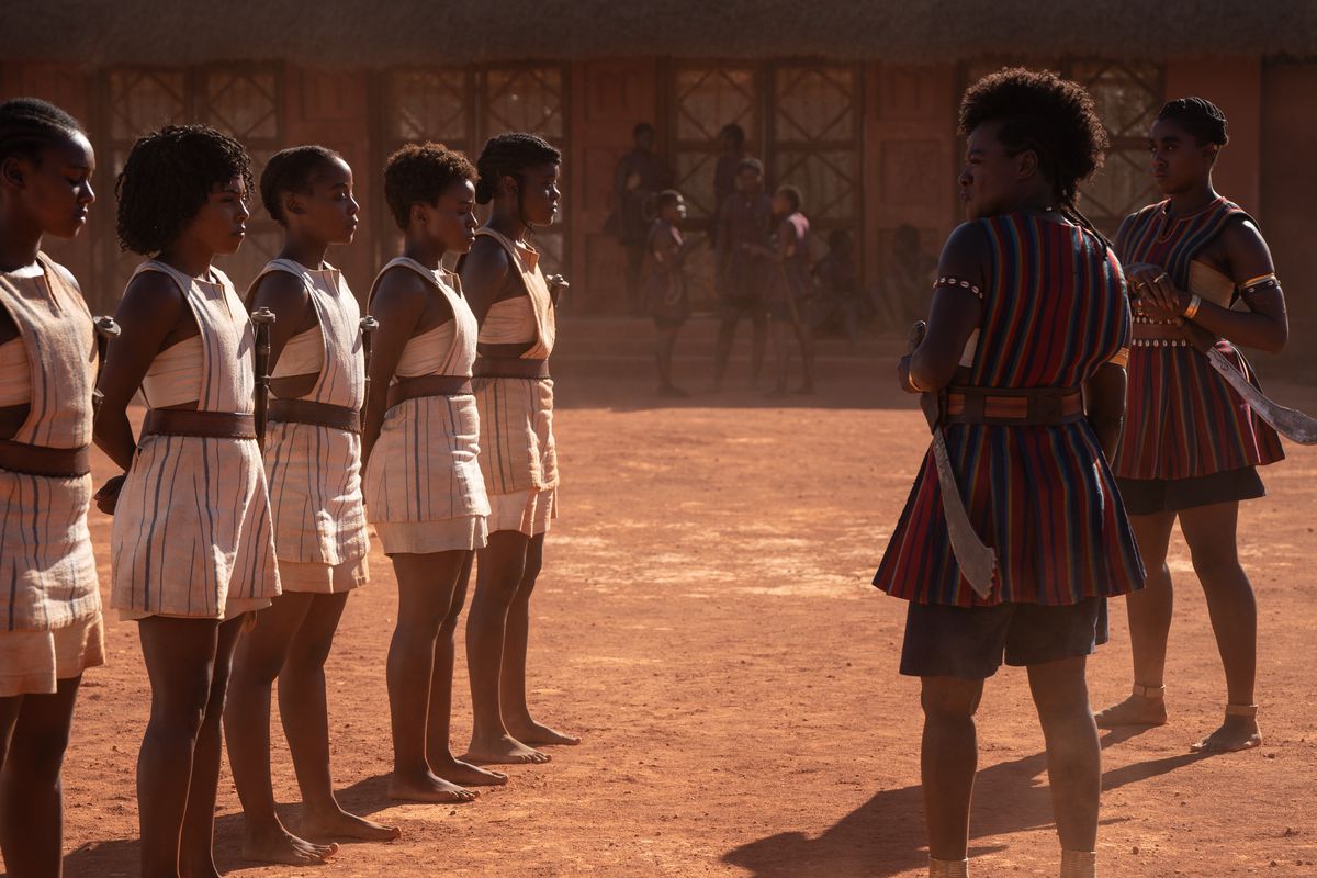 Il leader di Agojie Nanisca (Viola Davis) e la guerriera Izogie (Lashana Lynch) esaminano una serie di giovani reclute guerriere in The Woman King