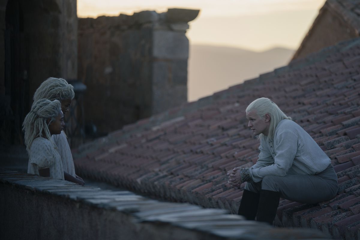 Matt Smith nei panni di Daemon Targaryen parla ai suoi figli in House of the Dragon in cima a un tetto