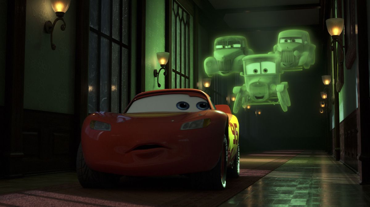 Lightning McQueen inseguito da tre fantasmi luminosi verdi in un corridoio buio di un hotel