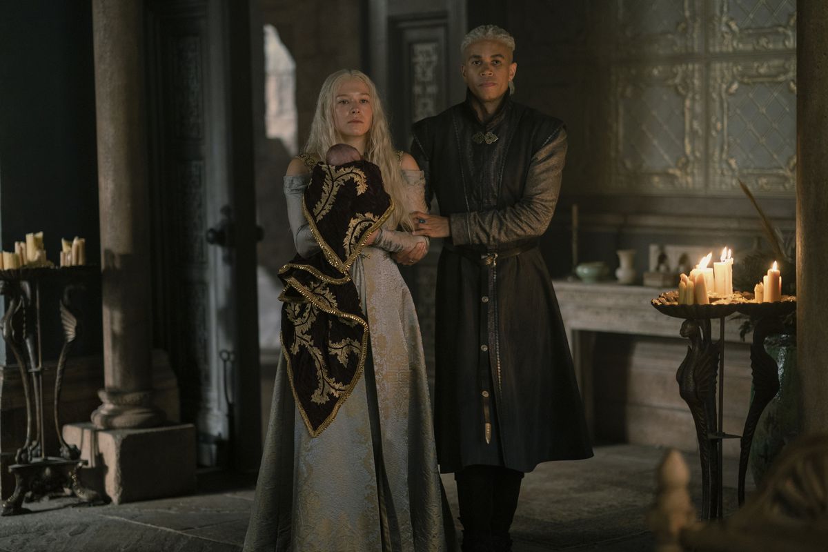 Rhaenyra e Leanor stanno con il loro figlio appena nato Joffrey in House of the Dragon