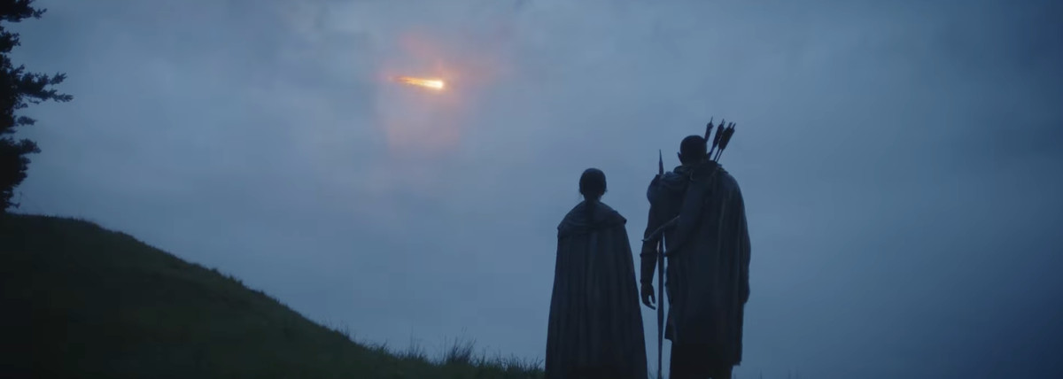 Arrondir e Bronwyn osservano la meteora che sfreccia nel cielo grigio