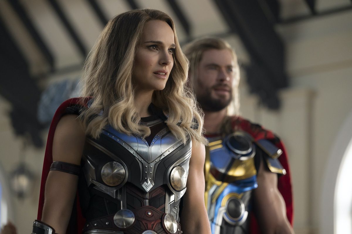 Natalie Portman nei panni di The Mighty Thor si trova di fronte a Chris Hemsworth nei panni di Thor in Thor: Love and Thunder