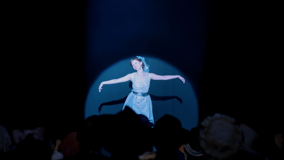 Mia Goth balla sotto un riflettore blu sul palco in Pearl di Ti West