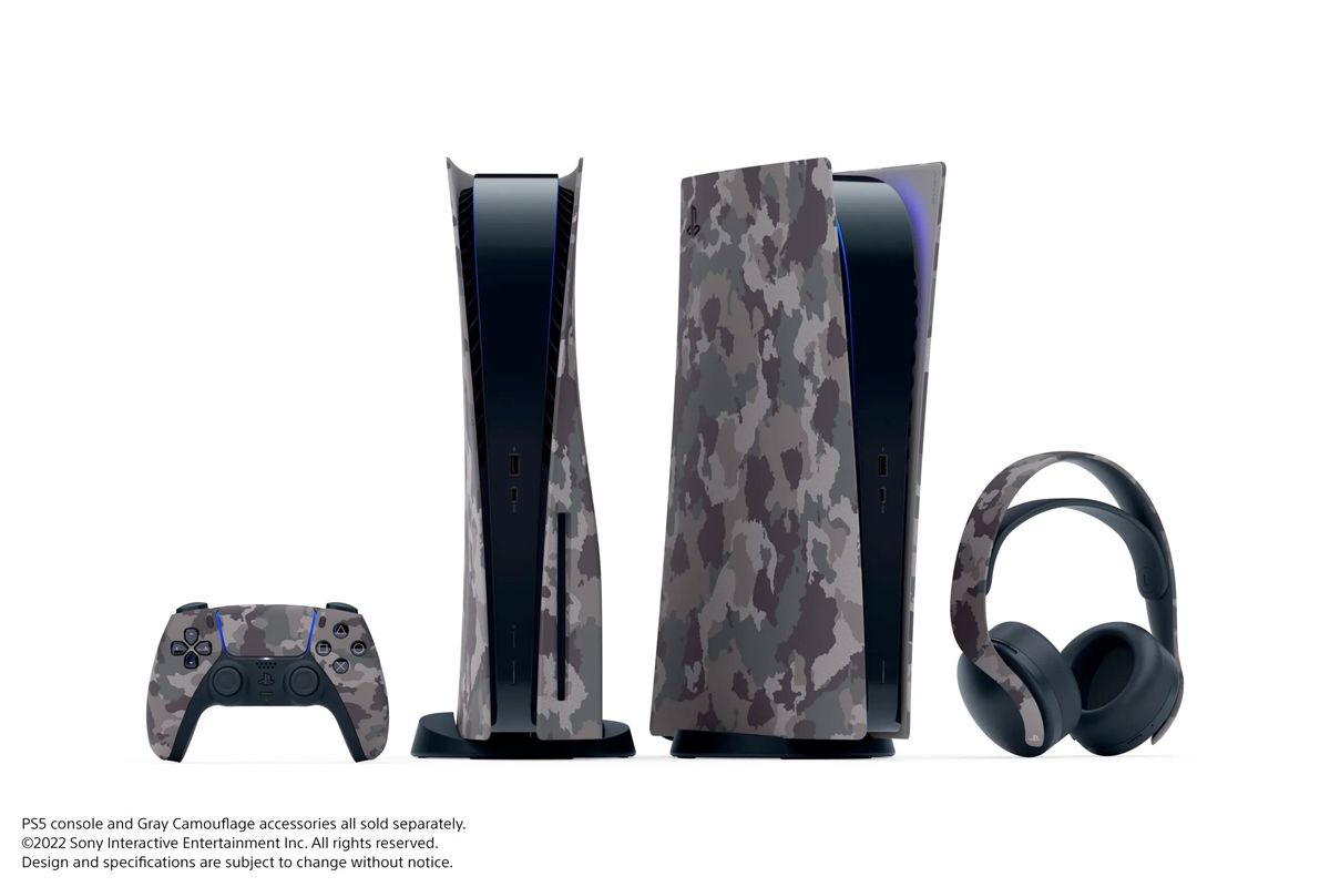Una foto del prodotto del controller wireless DualSense, due console PlayStation 5 e l'auricolare wireless Pulse 3D, il tutto in un motivo mimetico grigio su uno sfondo bianco puro