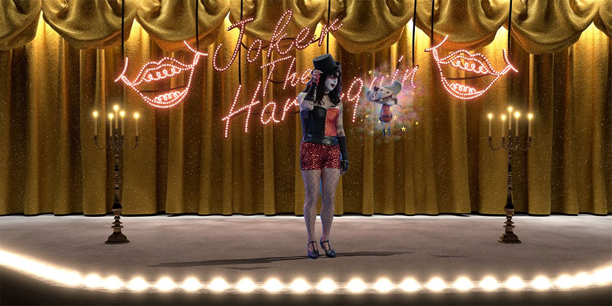 Vera Drew vestita da Harley Quinn, su un palco stilizzato con schermo verde in The People's Joker
