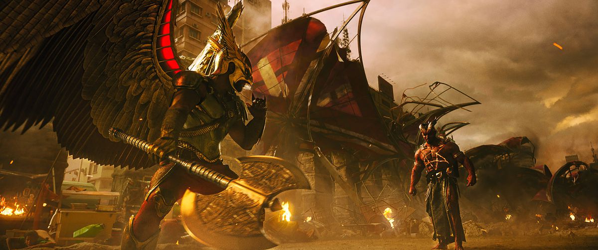 Hawkman, portando una grande ascia, affronta la figura rossa demoniaca e cornuta di Sabbac