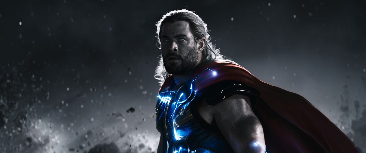 Thor (Chris Hemsworth), tutti con gli occhi luccicanti e scoppiettanti di fulmini, in Thor: Love and Thunder