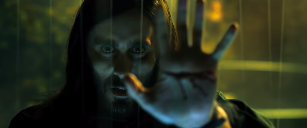 Jared Leto nei panni di Michael Morbius che alza la mano affettata in Morbius