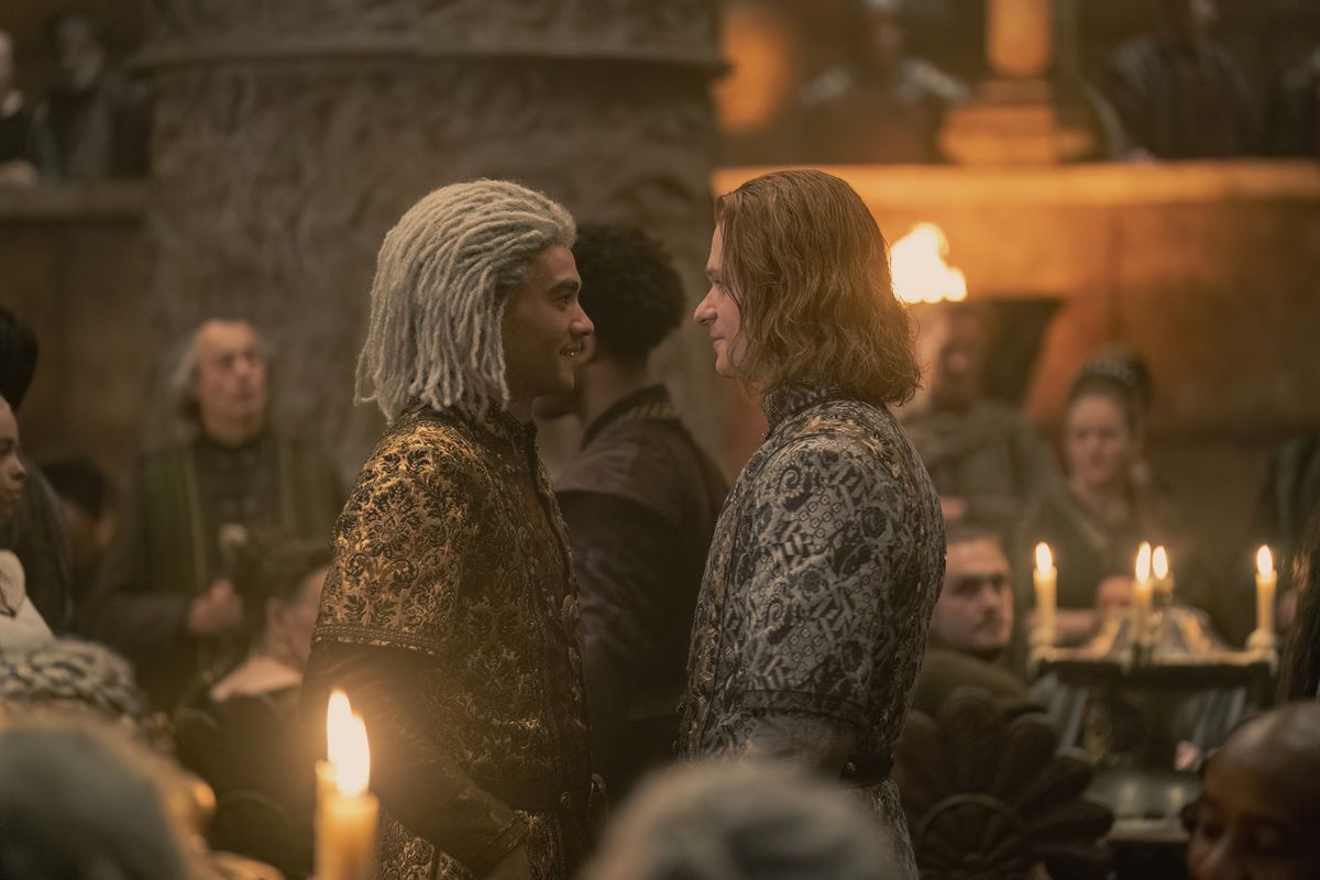 Laenor Velaryon e ser Joffrey Lonmouth si guardano negli occhi al matrimonio di Laenor.