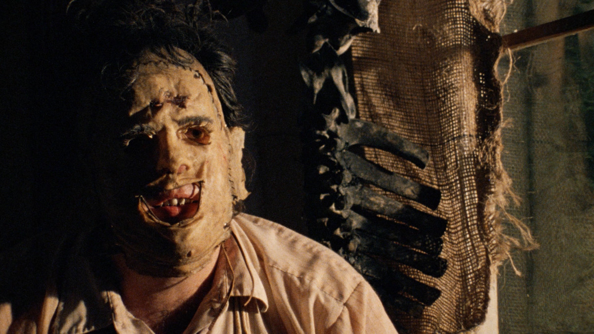 Leatherface è contemplativo in The Texas Chainsaw Massacre, con una maschera sul viso
