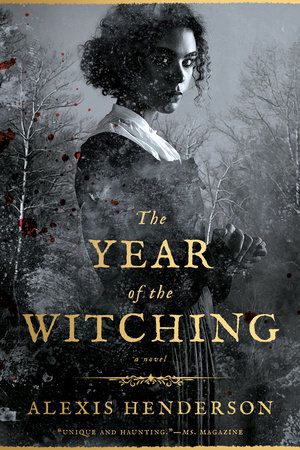Immagine di copertina per The Year of the Witching di Alexis Henderson, con una donna di colore in abiti da pellegrino sullo sfondo di alberi spogli.