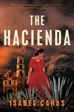 L'immagine di copertina di The Hacienda di Isabel Cañas, con una donna in abito rosso in piedi davanti a un edificio fatiscente e dietro alcune piante spinose.