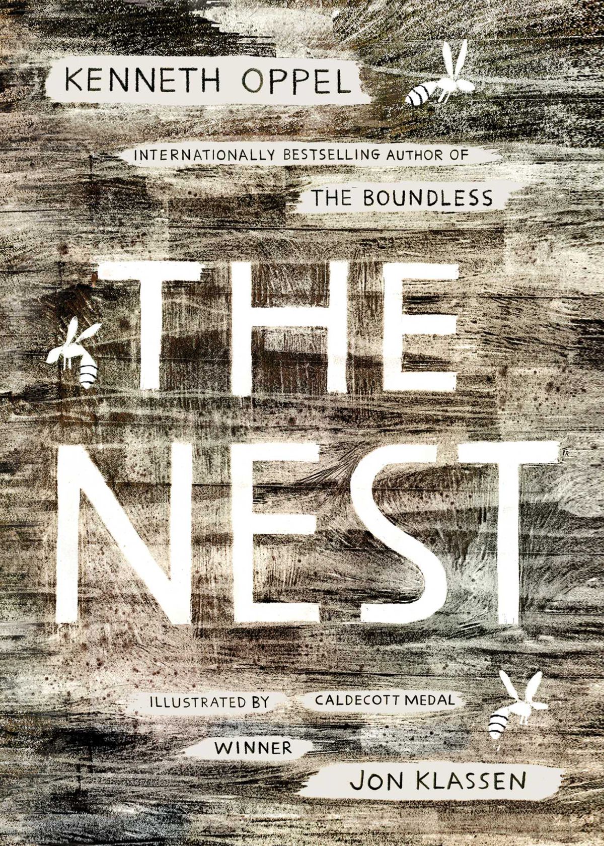 Immagine di copertina per The Nest di Kenneth Oppel, che sembra ombreggiata dalla corteccia di un albero con immagini bianche di calabroni su di essa.