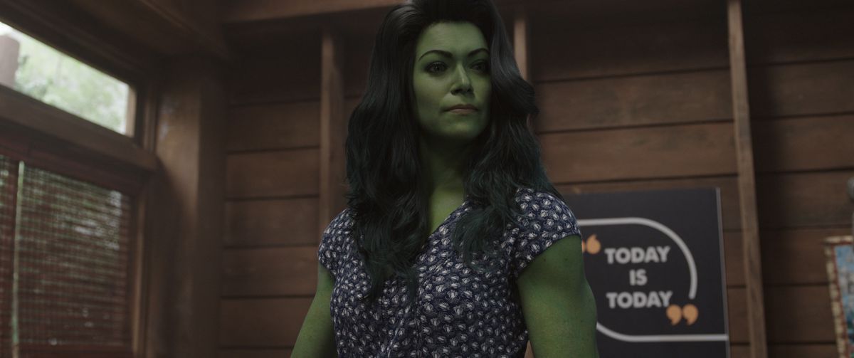 She-Hulk si trova in una cabina di fronte a un poster motivazionale che dice 