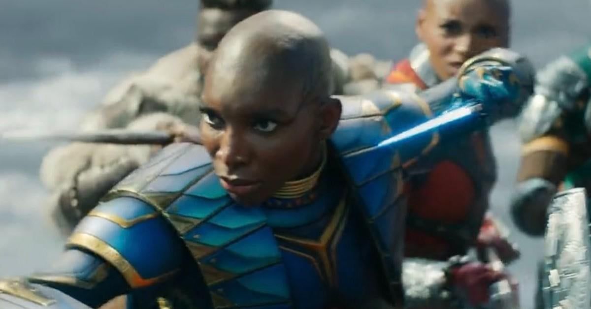 Aneka brandisce un coltello luminoso nella sua armatura di Midnight Angel in un trailer di Black Panther: Wakanda Forever. 