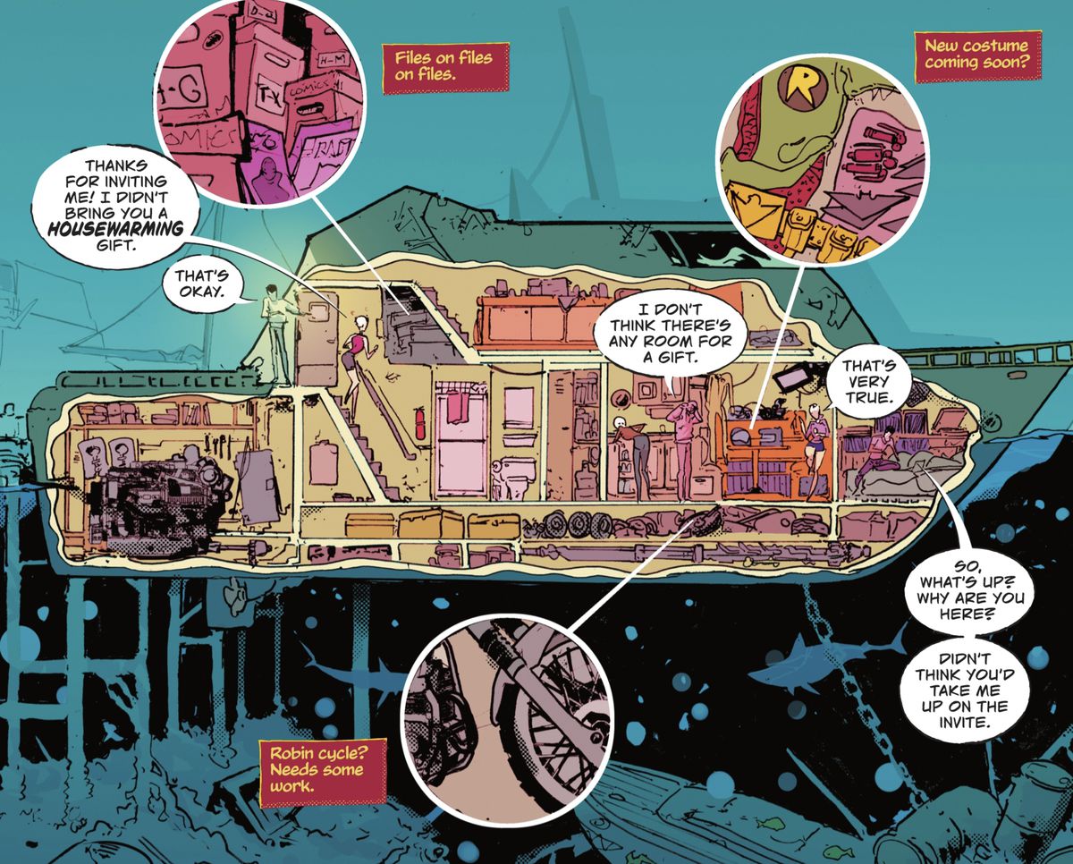 Una vista in sezione trasversale della nuova casa galleggiante di Tim Drake, con pile di raccoglitori, un ciclo di Robin che necessita di riparazioni e un nuovo costume su cui si sta lavorando in Tim Drake: Robin # 1 (2022). 