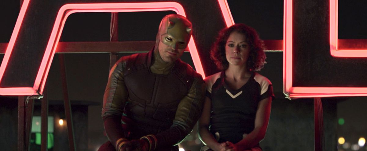 Daredevil e Jen Walters si siedono sull'insegna al neon al nascondiglio di Leapfrog scherzando