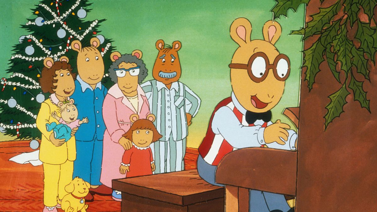 Arthur, un formichiere antropomorfo con gli occhiali, suona un pianoforte davanti alla sua famiglia accanto a un albero di Natale.