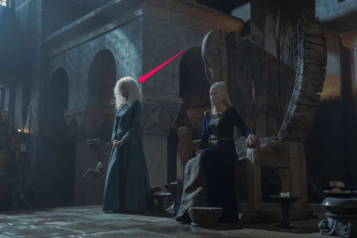 Baela Targaryen (Bethany Antonia) si trova accanto al trono a Driftmark dove siede Rhaenys Targaryen