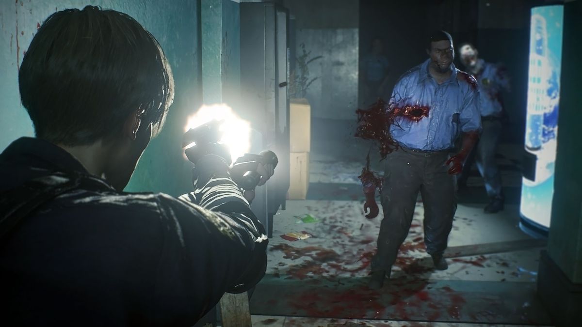 Leon S. Kennedy spara con la sua pistola agli agenti di polizia zombi che invadono gli agenti di polizia zombi in un corridoio buio nella stazione di polizia di Raccoon