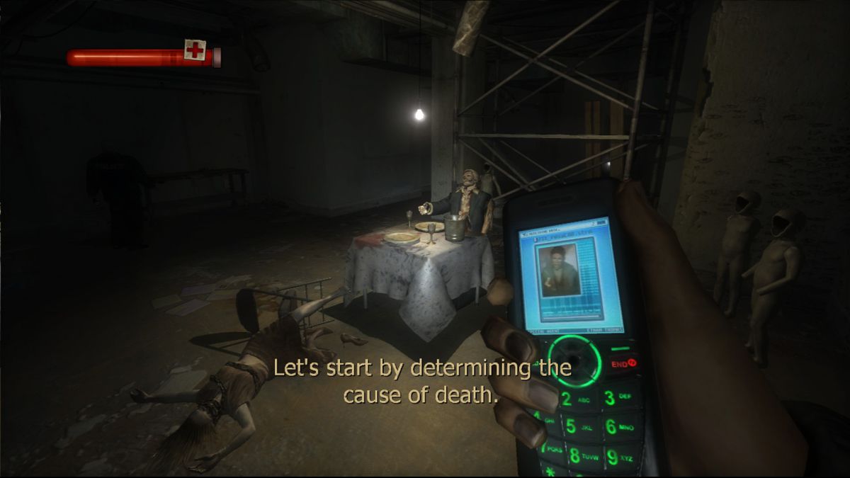 Il personaggio del giocatore utilizza un telefono cellulare dei primi anni 2000 per assistere nelle indagini sulla scena del crimine in un cantiere edile in Condemned: Criminal Origins