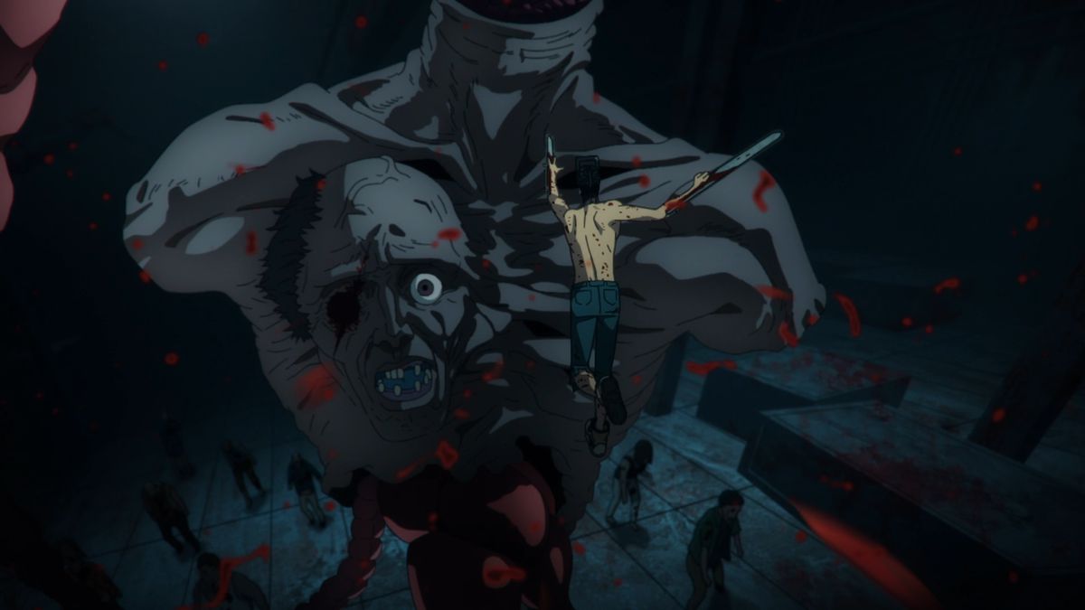 Un uomo con la testa e le braccia di una motosega arancione salta verso una gigantesca testa di zombi fluttuante circondata da un petto e un busto senza braccia.